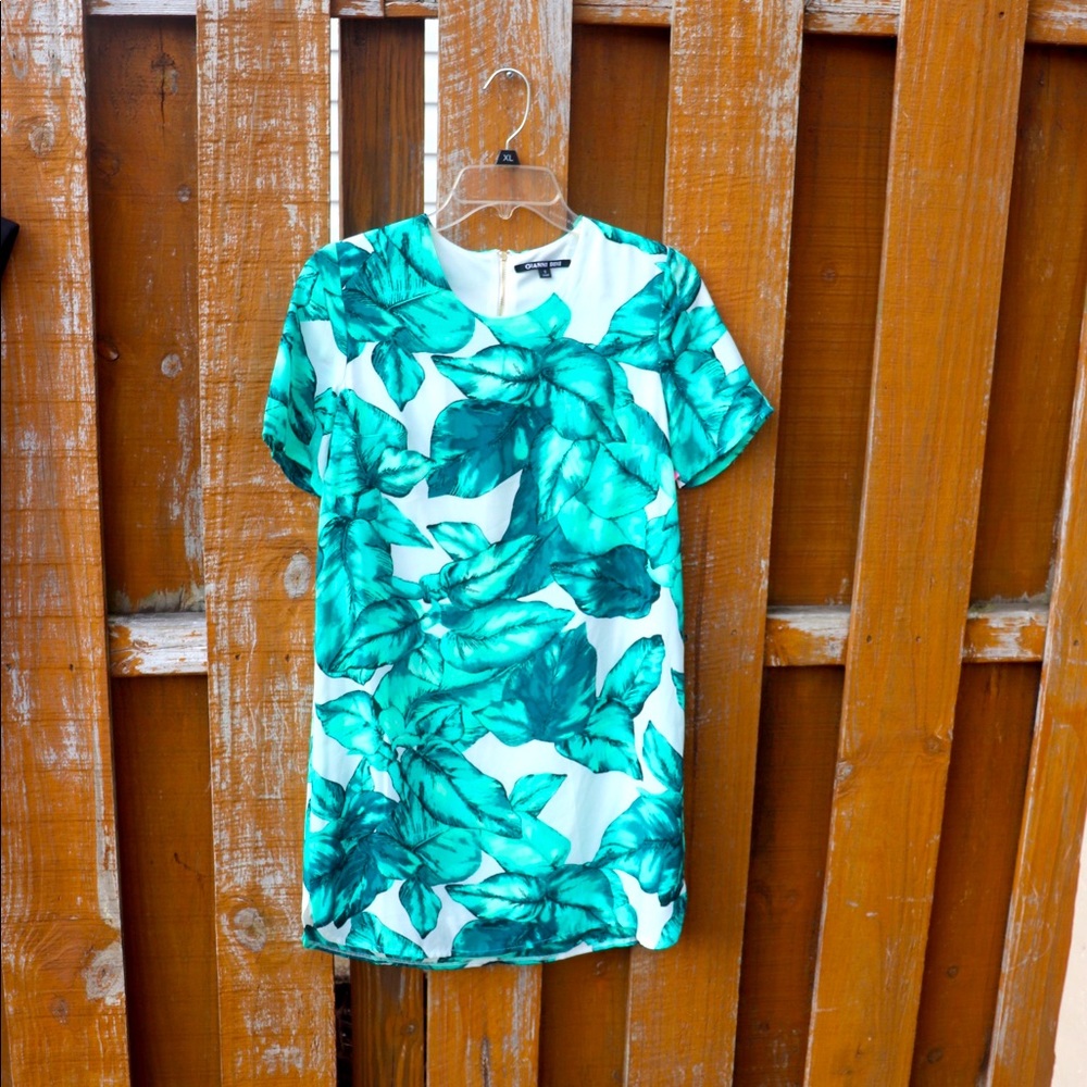 Gianni Bini large leaf pattern shift dress